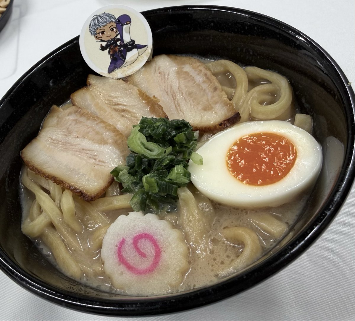 KonaTsukine's tweet photo. Apex Legendsとネッシーカフェのコラボに一足先にお邪魔してきました🔫

ラーメンがほぼわしわし麺でめっちゃ美味しかったよ🍜愛用キャラのアッシュドリンクも飲んだ〜🧉

 #ネッシーカフェ2026  #NessieCafe https://t.co/p6nyySYETx