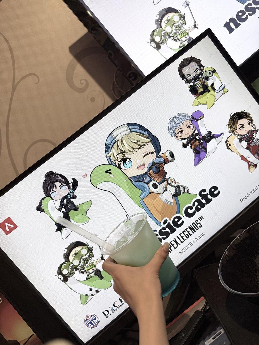KonaTsukine's tweet photo. Apex Legendsとネッシーカフェのコラボに一足先にお邪魔してきました🔫

ラーメンがほぼわしわし麺でめっちゃ美味しかったよ🍜愛用キャラのアッシュドリンクも飲んだ〜🧉

 #ネッシーカフェ2026  #NessieCafe https://t.co/p6nyySYETx