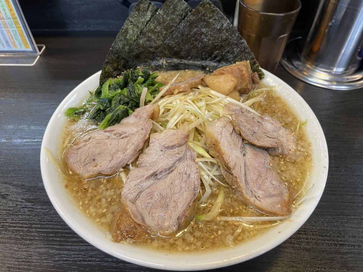 0W17D97sijTSYKn's tweet photo. 県外勢が長岡花火の不満を言ってるけど

所有アパートや自宅の駐車場で勝手に花火鑑賞してゴミを捨てて行ったり、貸し出した駐車場の代金を踏み倒したり、勝手に駐車場使われたりされる。

普通にこんな事を30年くらいされ続けてるから長岡市民も県外勢に優しくはし辛いんだよね。 https://t.co/HFPbTvNPpY