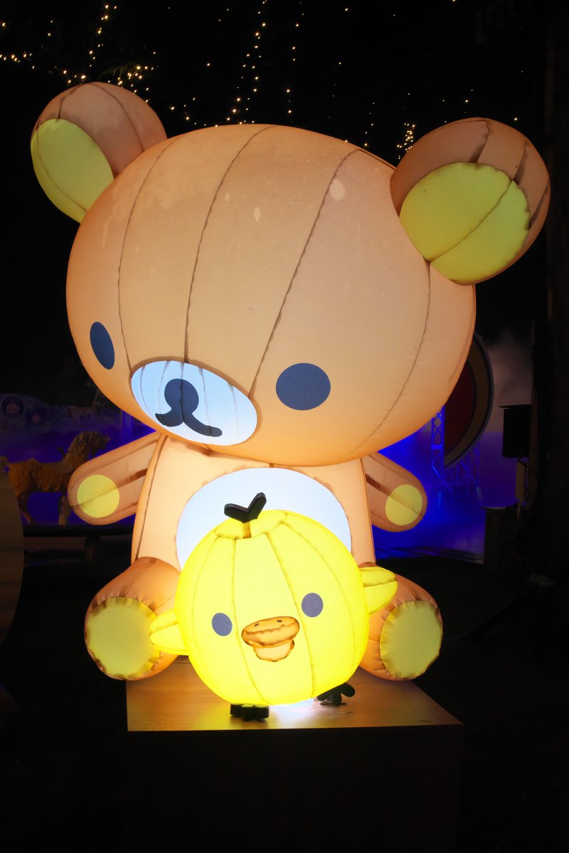 Takatan_zd's tweet photo. 富士急ハイランド　第1入園口近くにいる
リラックマとキイロイトリ
さがみ湖MORI MORIのイルミネーションで
ブランコに乗っていた子たちです(4枚目）
#富士急ハイランド
#サンエックスパラダイス https://t.co/ypyqjyvCTN