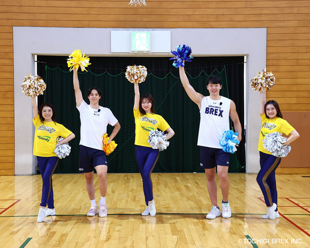 utsunomiyabrex's tweet photo. 8/5(水)、#17 星川選手と #24 荒川選手、BREXYのRIKO・AKARI・KOKOROが「いきいき健康バスケットボール教室」に参加しました。

宇都宮市在住の65歳以上の皆さんとともに、ダンスやボールを使った運動などで楽しく体を動かしました！

#星川開聖 #荒川颯 #BREXY #BREX https://t.co/qTXvb14Hx3
