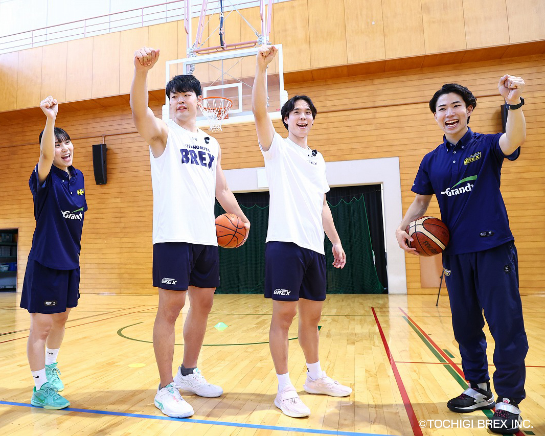 utsunomiyabrex's tweet photo. 8/5(水)、#17 星川選手と #24 荒川選手、BREXYのRIKO・AKARI・KOKOROが「いきいき健康バスケットボール教室」に参加しました。

宇都宮市在住の65歳以上の皆さんとともに、ダンスやボールを使った運動などで楽しく体を動かしました！

#星川開聖 #荒川颯 #BREXY #BREX https://t.co/qTXvb14Hx3