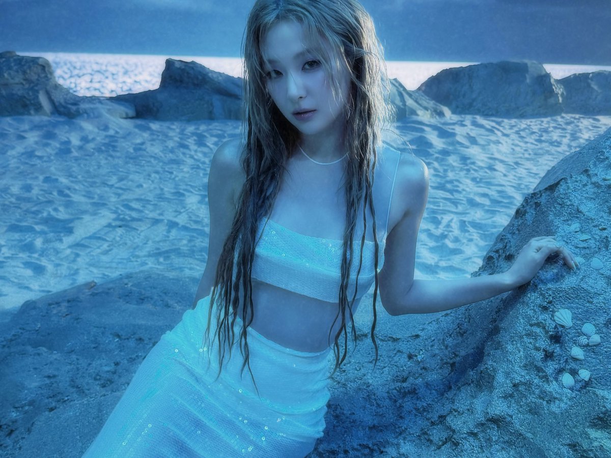 gomcheetah210's tweet photo. 뮤비에선 이 의상 잘 안보여서 몰랐는데 너무 위험한 옷이었네•••🥵 https://t.co/aD01Zb9XvZ