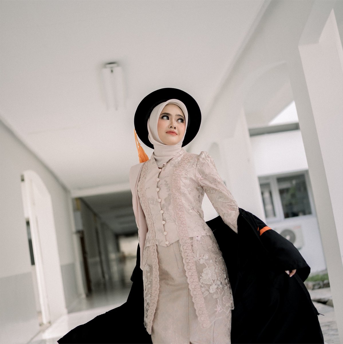sandecallaa's tweet photo. ini mah keliatannya juga kakanya udh gak mood ya ngaruh ke foto gasih rungsing😭 padahal kalo emg ga suka foto ga senyum bisa ngomong ke fgnya, aku pun ga pede foto yg senyum keliatan gigi trs bilang dan fgnya arahin sesuai ituu hasilnya aman aman ajaa https://t.co/kZcQFaqU6J