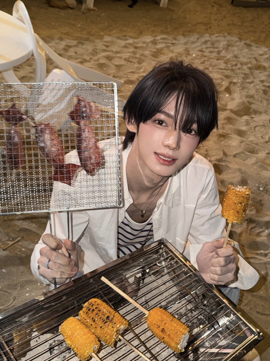youngjaetama_'s tweet photo. 自分が食べなくても絶対丁寧に焼いてくれるハンジンちゃん 【1バーベキュー1ハンジン】 https://t.co/ScSuFNHJ20