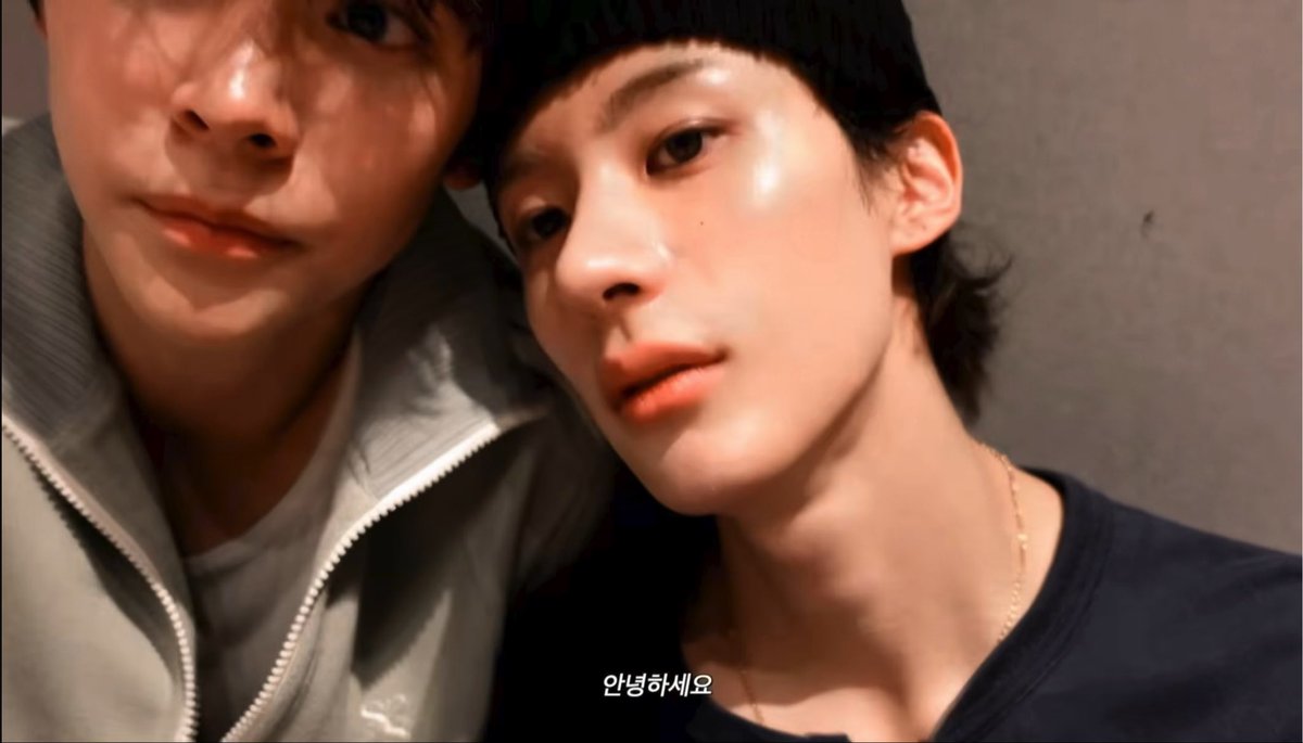 watashiwaggdesu's tweet photo. 2อย่างนี้คืออะไรคะเป็นแฟนกันหรอคะเลยทำแบบนี้อยากเข้าใจ หินแอนทำกุเปนลิง🐒 https://t.co/lSFtrNNA1r