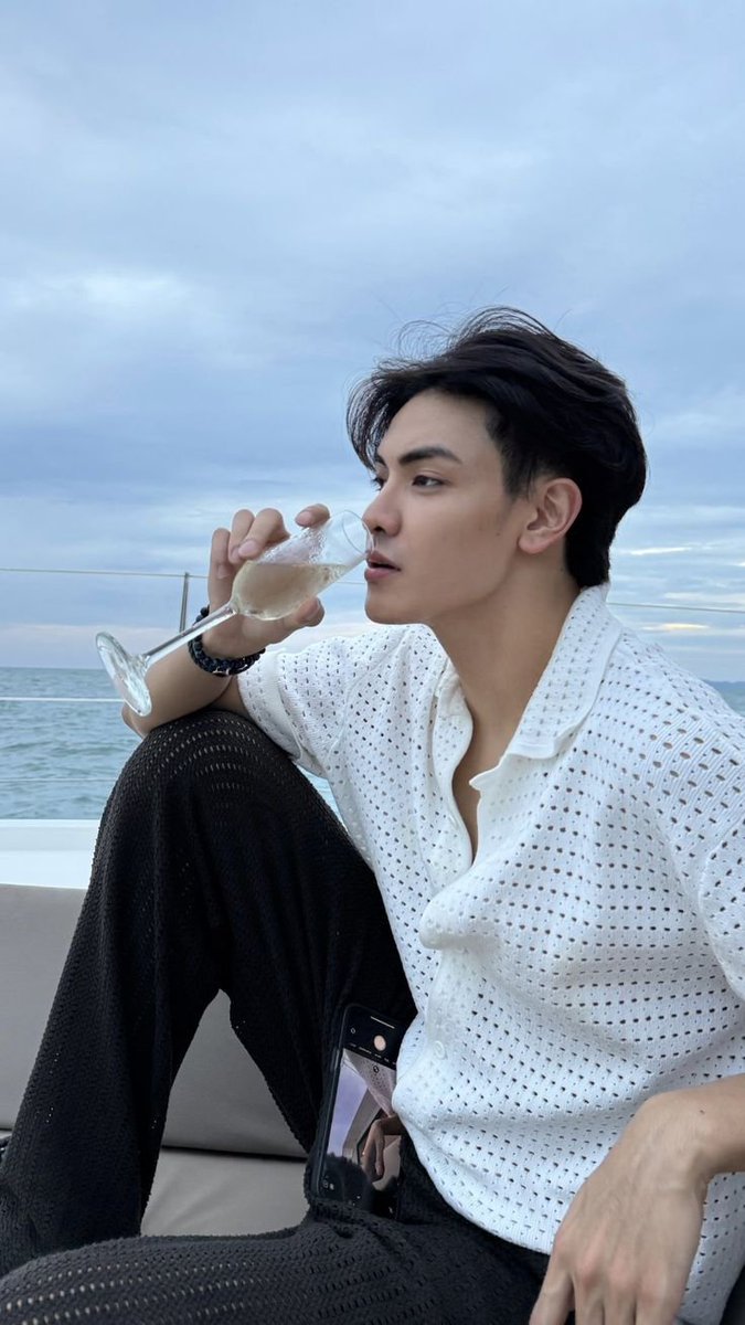 natachailover_'s tweet photo. joong archen's new cut something close to this 4 just combine them all  but a little bit more floppy (i'm not sure with the correct term😭😭😭) but istg HE LOOKS SO FUCKING GOOD... AND HIS OUTFIT??? SAME OUTFIT WITH THE CEO YESTERDAY (yes they're dating I know) https://t.co/qaYlZ0Tn7X