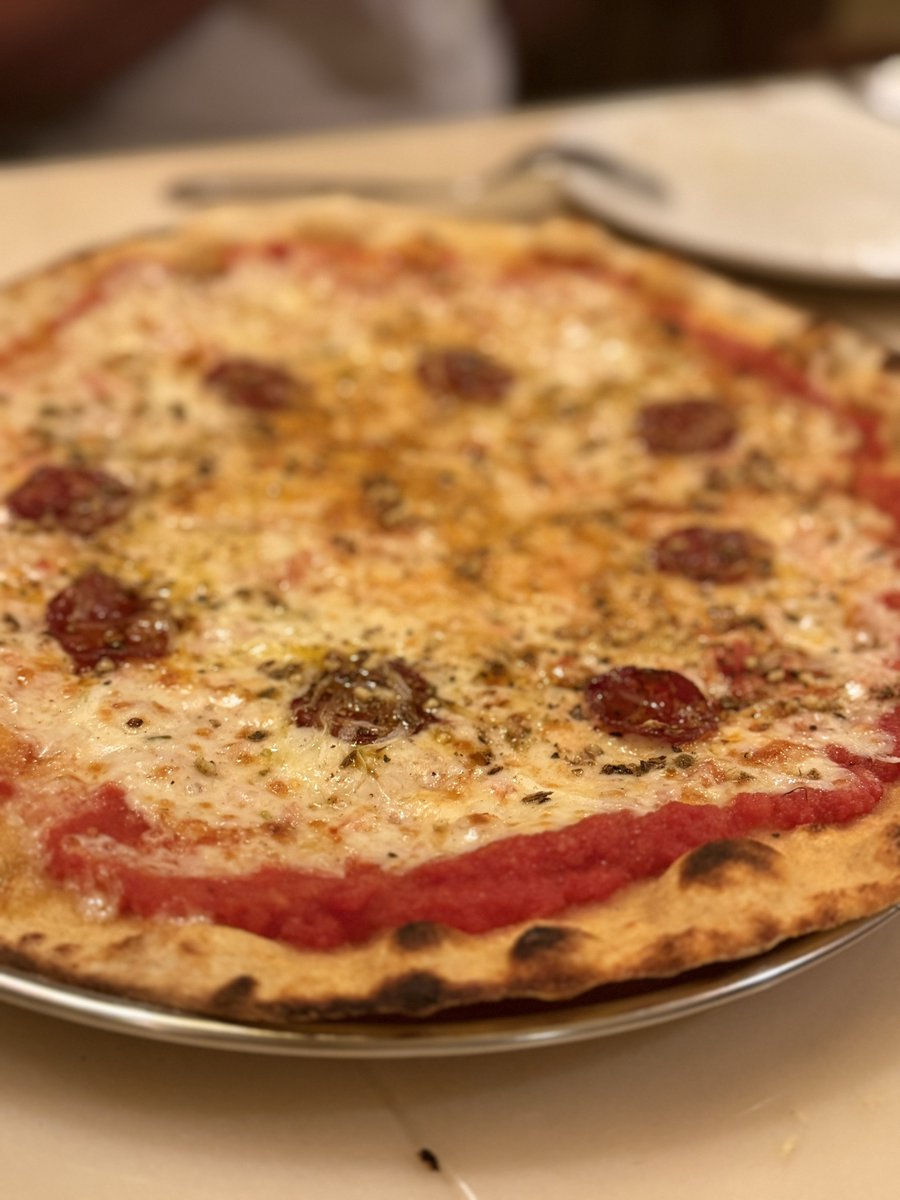 mineoka's tweet photo. 予約が取れないローマピッツァの名店、IL PENTITO。週4営業で19時の1回転のみ、もちろん一見さんお断り。シェフ夫婦2人で切り盛りする空気はまるでホームパーティーのようで、飲食店の究極の形。
島やん社長、大石社長、gosso藤田社長、大貫さん、かねごんという豪華メンバー、参加して良かった🍕🙏🔥 https://t.co/tUerdql5qh