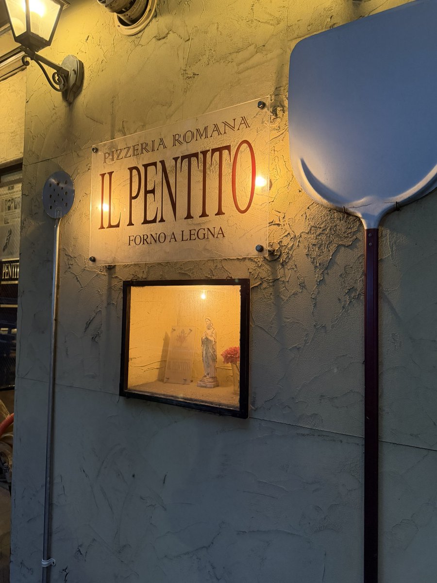 mineoka's tweet photo. 予約が取れないローマピッツァの名店、IL PENTITO。週4営業で19時の1回転のみ、もちろん一見さんお断り。シェフ夫婦2人で切り盛りする空気はまるでホームパーティーのようで、飲食店の究極の形。
島やん社長、大石社長、gosso藤田社長、大貫さん、かねごんという豪華メンバー、参加して良かった🍕🙏🔥 https://t.co/tUerdql5qh