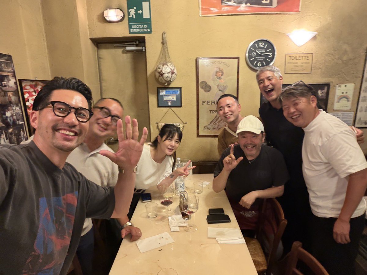 mineoka's tweet photo. 予約が取れないローマピッツァの名店、IL PENTITO。週4営業で19時の1回転のみ、もちろん一見さんお断り。シェフ夫婦2人で切り盛りする空気はまるでホームパーティーのようで、飲食店の究極の形。
島やん社長、大石社長、gosso藤田社長、大貫さん、かねごんという豪華メンバー、参加して良かった🍕🙏🔥 https://t.co/tUerdql5qh