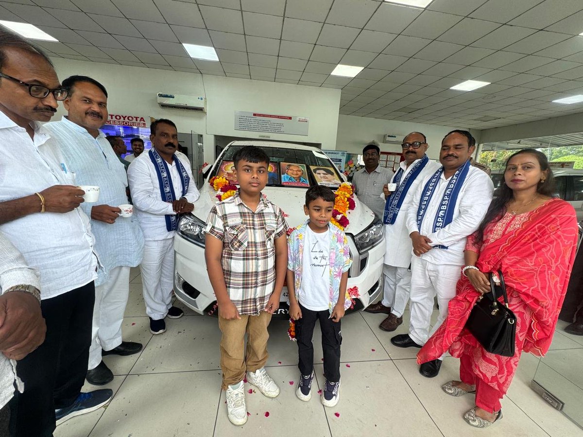 DileepKumarVim2's tweet photo. बहुजन समाज पार्टी अयोध्या मंडल के प्रभारी श्री प्रदीप कुमार भारती जी ने आज नया वाहन इनोवा क्रिस्टा लेने के लिए बहुत-बहुत बधाई एवं हार्दिक मंगल कामनाएं https://t.co/OlTEMrsWLc