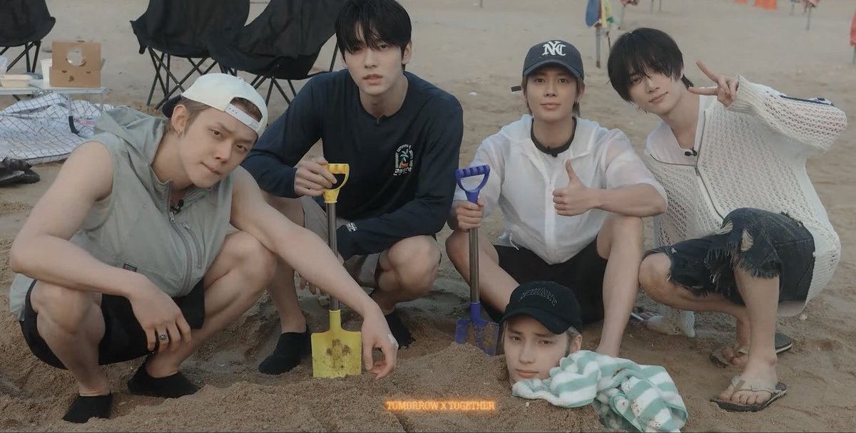 ningarms's tweet photo. This picture is hilarious like this is peak txt behavior I don't know how to explain it https://t.co/FQX3VZSfzJ