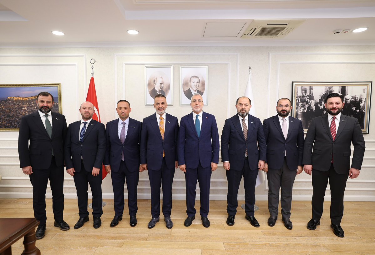 orhanaydin's tweet photo. Çalışma hayatına ilişkin,iş dünyamızın özellikle nitelikli iş gücü ihtiyacı ve istihdam alanında karşılaştığı sorunları istişare etmek üzere Çalışma ve Sosyal Güvenlik Bakanımız  Prof. Dr. Vedat Işıkhan’ı ziyaret ederek iş dünyamız adına bilgilendirme ve taleplerimizi arz etme imkanı bulduk.

Nazik kabulleri,çalışma hayatına ve iş dünyamıza gösterdikleri yakın ilgi ile destekleri dolayısıyla Sayın Bakanımıza şükranlarımı arz ediyorum.