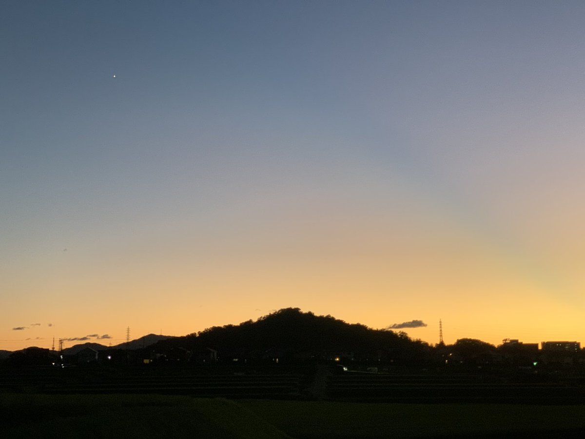 k_kfhk's tweet photo. 娘との #夕方散歩 が夏休みの日課となりました。
今日は青い線が２本出ていて、二人で「なんやろな〜？」と言いながら歩いてました￼。
なにかの自然現象なのかな🤔
青とオレンジの反対色が綺麗でした。

#一番星みーつけた⭐️ https://t.co/xHlII6zmlZ