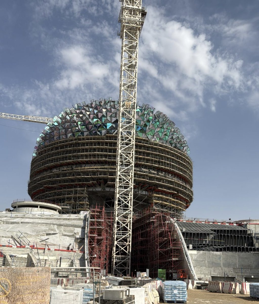 Restatex_Voice's tweet photo. المعالم المعمارية لـ #المركز_العلمي في #مدينة_مسك تكتمل تدريجيًا! 
تقدم ملحوظ في تركيب الواجهات الخارجية للمشروع، تمهيدًا لافتتاح وجهة تفاعلية متكاملة تلهم الشغف بالعلوم والابتكار وتدعم صناعة أجيال المستقبل. https://t.co/4TcE93yjUu