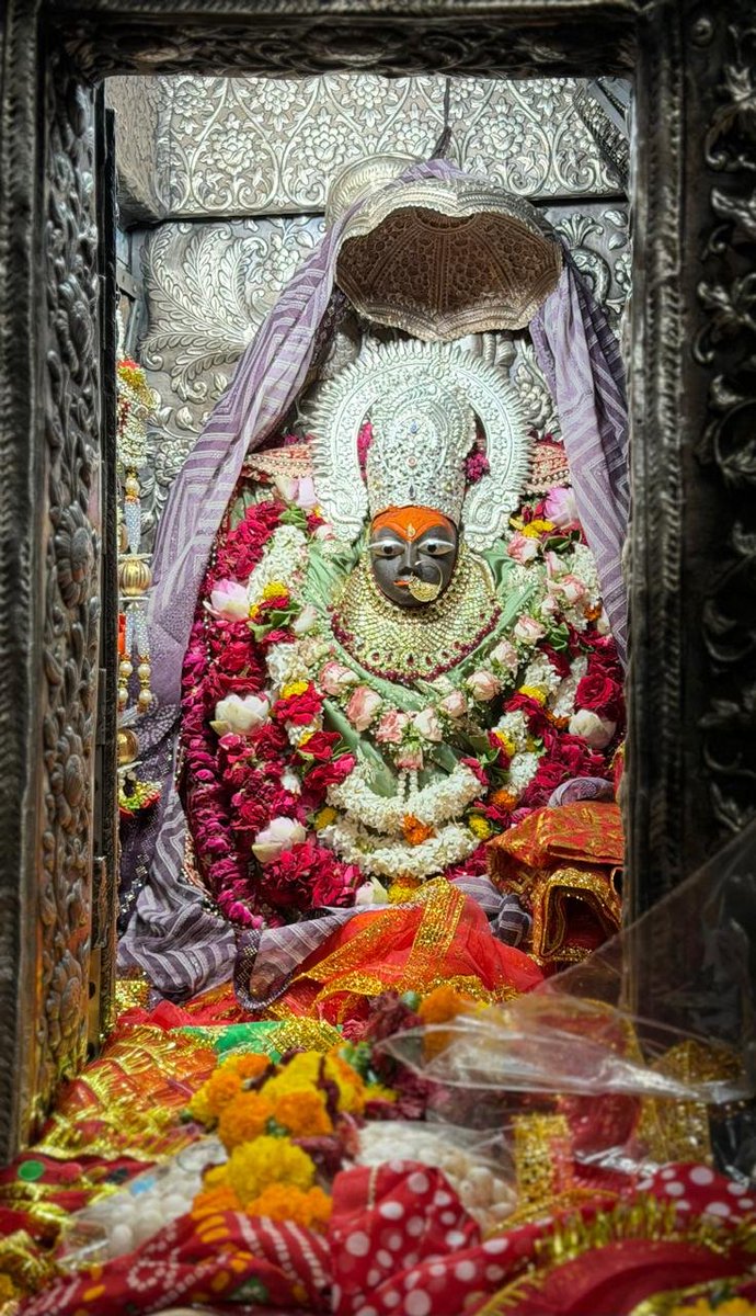 RitiPathakSidhi's tweet photo. जय माँ शारदा 🙏

आज मैहर त्रिकूट पर्वत पर विराजमान जगत जननी माँ शारदा के श्रीचरणों में पापा एवं दीदी के साथ दिव्य दर्शन, पूजन एवं आरती करने का सौभाग्य प्राप्त हुआ।

माँ आदिशक्ति की असीम कृपा हम सभी पर सदैव बनी रहे। https://t.co/GIdZskIf0U