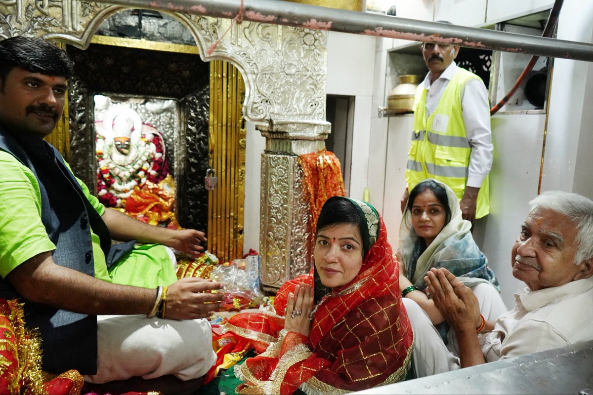 RitiPathakSidhi's tweet photo. जय माँ शारदा 🙏

आज मैहर त्रिकूट पर्वत पर विराजमान जगत जननी माँ शारदा के श्रीचरणों में पापा एवं दीदी के साथ दिव्य दर्शन, पूजन एवं आरती करने का सौभाग्य प्राप्त हुआ।

माँ आदिशक्ति की असीम कृपा हम सभी पर सदैव बनी रहे। https://t.co/GIdZskIf0U
