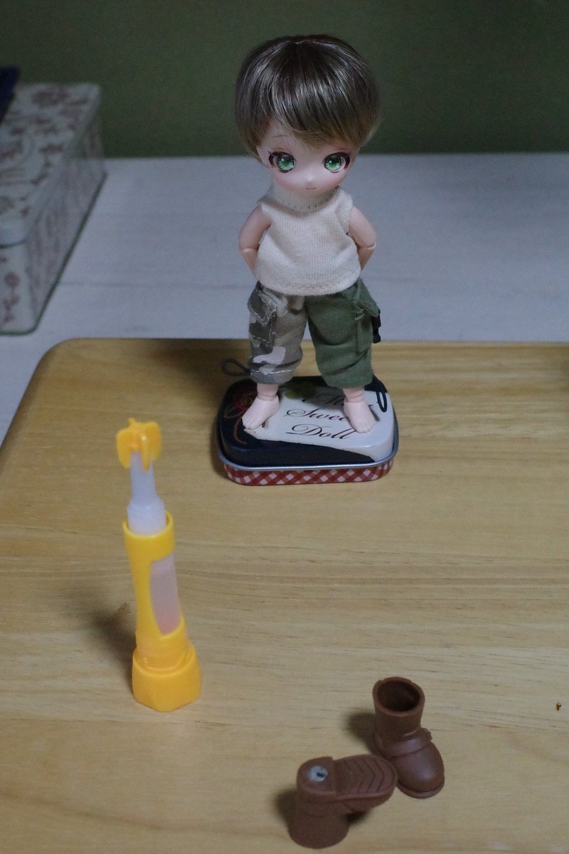hamu_chatianshi's tweet photo. 靴の裏(磁石)を修理中。
接着剤が手に付くと一大事だ!
ということを理解して、
遠巻きに見学中のミルラ1号😃
#あまむす
#ミニスウィーツドール
#DOLLCE https://t.co/GbmIhk8Rb6