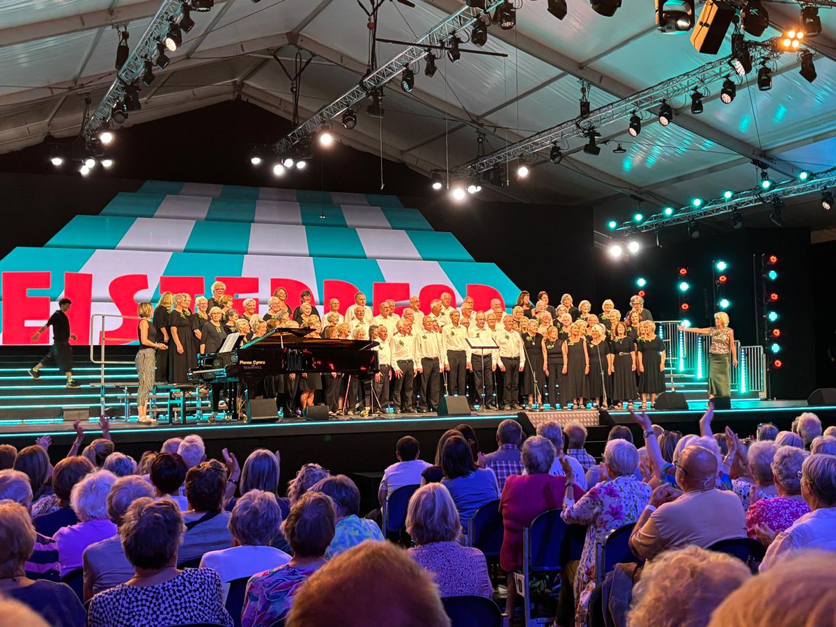 bytholwyrdd's tweet photo. Wedi mwynhau cystadlu yn @eisteddfod #YGarregLas ddydd Llun. Dim gwobr ond profiad bythgofiadwy. Llongyfarchiadau i gorau Pentalar, Nefiblŵ a Hen Nodiant 👏🎶👏 https://t.co/Jt4LcTVoTh