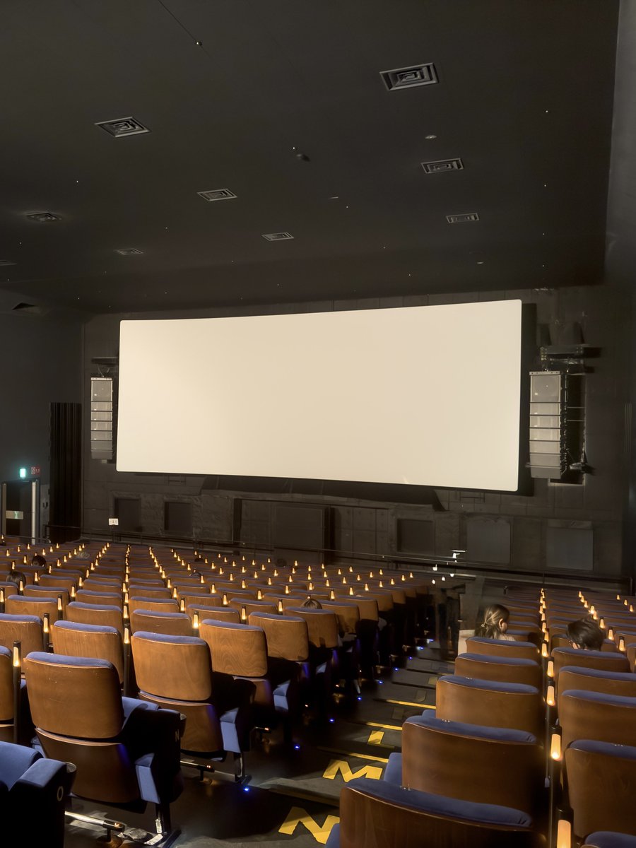 yusuke_soundtrk's tweet photo. マンダロリアン・アンド・グローグー 12回目
極上爆音上映 字幕
シネマシティ a studio

遂に来れた立川シネマシティの極爆！！！！

ルーカスフィルムの音響部門スカイウォーカーサウンドをはじめ、東京ディズニーリゾートのショー&パレード、大型コンサートホールやアリーナが採用する超高級スピーカーブランド「メイヤー・サウンド」のラインアレイスピーカーやサブウーファーを完備し、一般的な価格の約10倍もする高級スクリーンを貼り、最新レーザープロジェクターで細部まで鮮明に『視える』という文字通り日本のシネコン最高峰のスペック……！！！！！
そのお化けスペックシアターで、熟練の映写技師が本作のためだけに細かな調整をした上映が『極上爆音上映』です……！！
しかも追加料金不要。

5月の公開直後より更にサウンドをアップデートしたバージョンとのことでかなり期待してたんだけど、本当に本当に最高だったよ！！！！

まず最初のルーカスフィルムロゴの鮮明さからもう“違う”……！上納金おじさんのセリフ音量はむしろ控えめに聞こえて一瞬不安になったものの、マンドー襲撃アラートが鳴り始めるともう！！！他映画館と完全に別次元！！！

マンドーの拳銃から放たれる光線は空気を切り裂くような轟音で、IMAXでもドルビーアトモスでもこんな音聴いたことなかった！！！とにかく切れ味がよくて、「今まで聴いてた音は嘘だったんか！？」「本当はこんな音だったんか！？」っていうくらい、どこよりもリアルに感じる。

そう、本当にリアルだった……シネマシティによるマンダロリアン・アンド・グローグーの特別調整の強みは「本当にマンダロリアンとグローグーが今目の前にいるリアル感」だった……！！！セリフまで爆音だと正直うるさすぎる。でもセリフはキャラクターが自然と喋る音量だと思えるから没入感が高まるんだよね。

1番笑っちゃったのは、マンドーとグローグーが武器密売人の船で宮殿に特攻するシーンで、座席どころか劇場全体がガタタタタタタって揺れるから「やばい自分も宮殿に突っ込んじゃう」って4Dじゃないのに冷や汗かいた笑

エンドロールのサントラもすごく煌びやかなコンサート体験で……正直ドルビーアトモスと比べても断然、何倍も良かったです…😭🎻

スパイダーマン:ブランド・ニュー・デイが大人気なので明日木曜日17:55回で一旦終わってしまうみたいだけど、ぜひまた復活してほしいです！！！！もう一回観たい！！！あとまもなくリニューアルオープンするb studioでも観させてほしい…！！！！

ちなみにスピーカーをスクリーンで隠さないことで音響の良さを優先しているから10.46m × 4.42m(昔の情報)とかなり小ぶりなので注意！！音が1番良いと聞くのはL列だけど、スクリーンを見上げる前提でG〜J列くらいにした方が良いかも。

2年ぶりの再訪でしたが本当に大満足でした！！！てか会費700円払うと1000円で観れるのでマジで交通費払ってでも安すぎる！！！なんだこれ！！！！
#マンダロリアンアンドグローグー