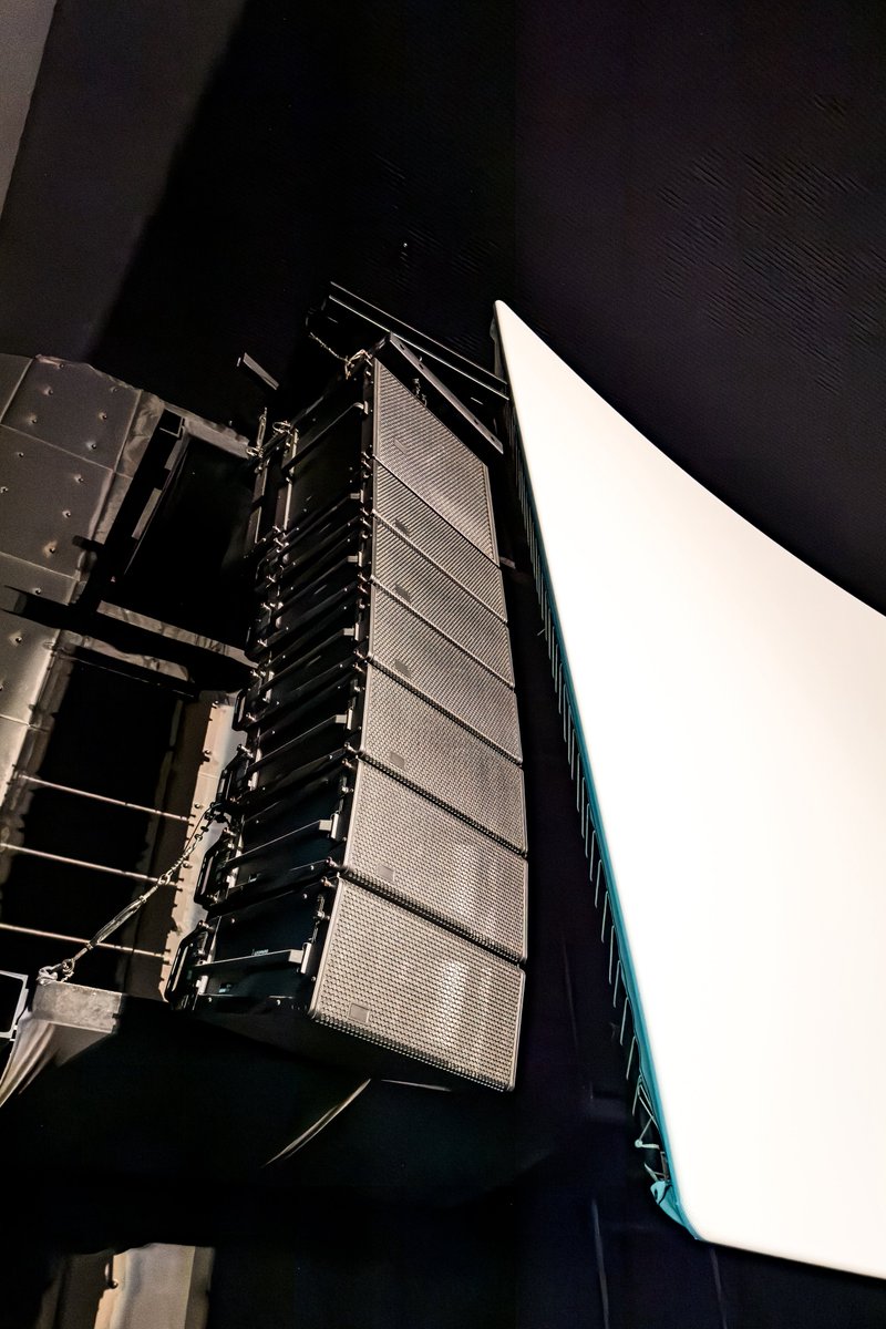 yusuke_soundtrk's tweet photo. マンダロリアン・アンド・グローグー 12回目
極上爆音上映 字幕
シネマシティ a studio

遂に来れた立川シネマシティの極爆！！！！

ルーカスフィルムの音響部門スカイウォーカーサウンドをはじめ、東京ディズニーリゾートのショー&パレード、大型コンサートホールやアリーナが採用する超高級スピーカーブランド「メイヤー・サウンド」のラインアレイスピーカーやサブウーファーを完備し、一般的な価格の約10倍もする高級スクリーンを貼り、最新レーザープロジェクターで細部まで鮮明に『視える』という文字通り日本のシネコン最高峰のスペック……！！！！！
そのお化けスペックシアターで、熟練の映写技師が本作のためだけに細かな調整をした上映が『極上爆音上映』です……！！
しかも追加料金不要。

5月の公開直後より更にサウンドをアップデートしたバージョンとのことでかなり期待してたんだけど、本当に本当に最高だったよ！！！！

まず最初のルーカスフィルムロゴの鮮明さからもう“違う”……！上納金おじさんのセリフ音量はむしろ控えめに聞こえて一瞬不安になったものの、マンドー襲撃アラートが鳴り始めるともう！！！他映画館と完全に別次元！！！

マンドーの拳銃から放たれる光線は空気を切り裂くような轟音で、IMAXでもドルビーアトモスでもこんな音聴いたことなかった！！！とにかく切れ味がよくて、「今まで聴いてた音は嘘だったんか！？」「本当はこんな音だったんか！？」っていうくらい、どこよりもリアルに感じる。

そう、本当にリアルだった……シネマシティによるマンダロリアン・アンド・グローグーの特別調整の強みは「本当にマンダロリアンとグローグーが今目の前にいるリアル感」だった……！！！セリフまで爆音だと正直うるさすぎる。でもセリフはキャラクターが自然と喋る音量だと思えるから没入感が高まるんだよね。

1番笑っちゃったのは、マンドーとグローグーが武器密売人の船で宮殿に特攻するシーンで、座席どころか劇場全体がガタタタタタタって揺れるから「やばい自分も宮殿に突っ込んじゃう」って4Dじゃないのに冷や汗かいた笑

エンドロールのサントラもすごく煌びやかなコンサート体験で……正直ドルビーアトモスと比べても断然、何倍も良かったです…😭🎻

スパイダーマン:ブランド・ニュー・デイが大人気なので明日木曜日17:55回で一旦終わってしまうみたいだけど、ぜひまた復活してほしいです！！！！もう一回観たい！！！あとまもなくリニューアルオープンするb studioでも観させてほしい…！！！！

ちなみにスピーカーをスクリーンで隠さないことで音響の良さを優先しているから10.46m × 4.42m(昔の情報)とかなり小ぶりなので注意！！音が1番良いと聞くのはL列だけど、スクリーンを見上げる前提でG〜J列くらいにした方が良いかも。

2年ぶりの再訪でしたが本当に大満足でした！！！てか会費700円払うと1000円で観れるのでマジで交通費払ってでも安すぎる！！！なんだこれ！！！！
#マンダロリアンアンドグローグー