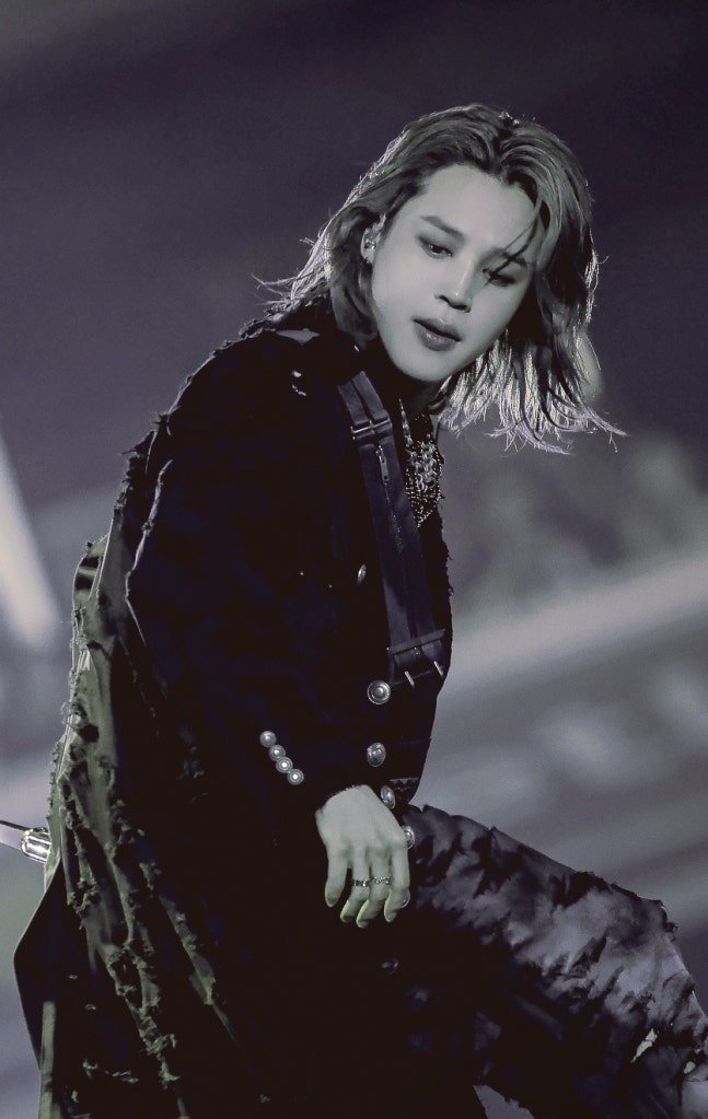 jmjklab's tweet photo. 📍| A Billboard listou os melhores momentos do show do BTS no MetLife Stadium, destacando a presença de #JIMIN na turnê mundial.

Menos de duas semanas após se apresentar no mesmo estádio para Copa, Jimin surpreendeu ao surgir com cabelos longos em tom cinza, mantendo o visual marcante durante toda a performance. Além da estética, a publicação destacou sua liderança no centro da coreografia completa do hit "MIC Drop", que provocou uma das maiores reações do público no estádio e reforçou o domínio de palco do grupo.