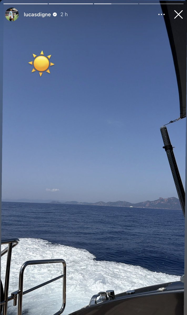 Julien_27LS's tweet photo. Lucas digne en vacances à Cannes, je suis sûr qu’il n’est même pas au courant que le PSG joue ce soir mdr https://t.co/RnnSQBFpgk