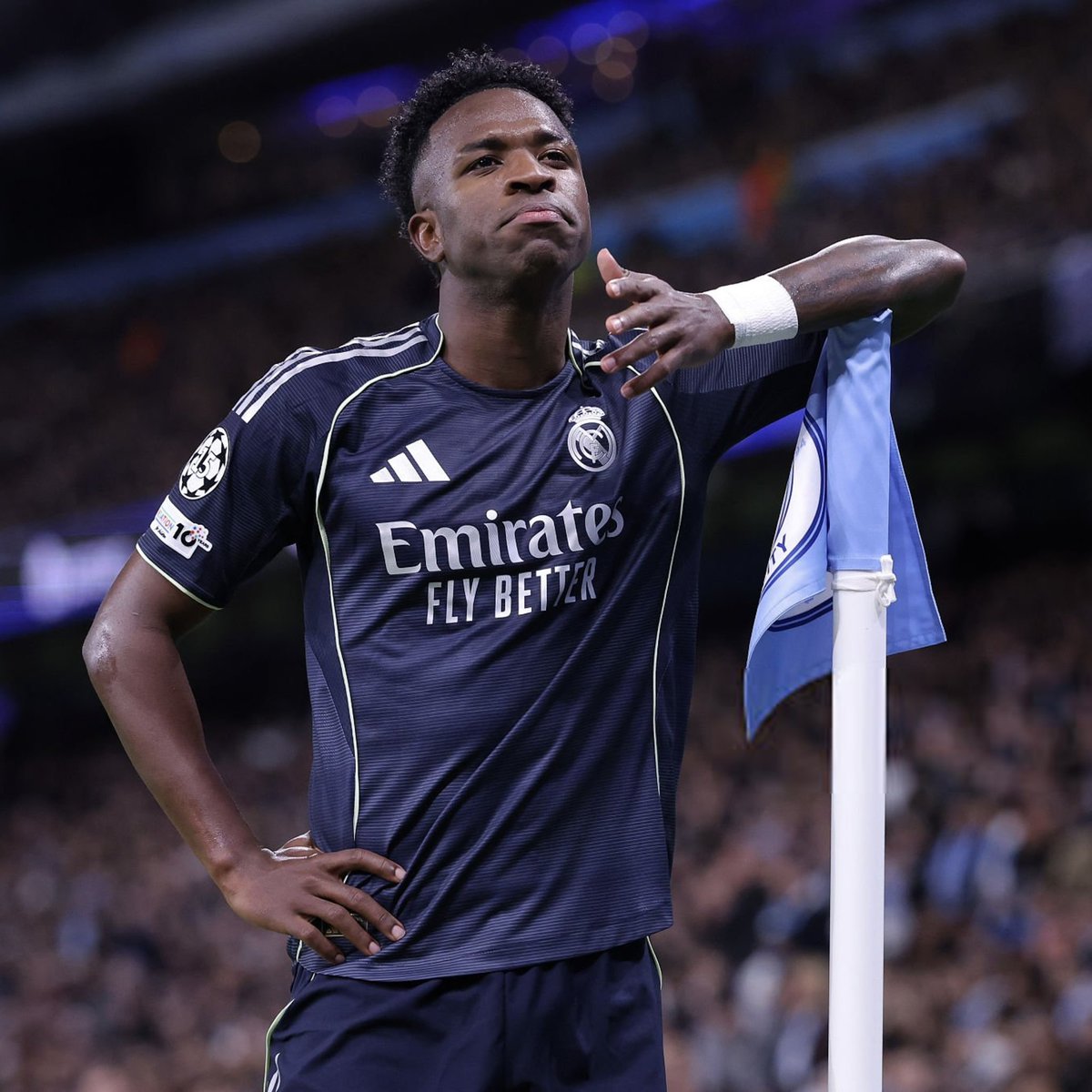 ActuFoot_'s tweet photo. 🚨 LE VESTIAIRE D’ARSENAL CONSIDÈRE L’ARRIVÉE DE VINICIUS 🇧🇷 COMME UNE FORMALITÉ ! ❤️🤍

Le Real Madrid sait que l’intérêt des Gunners est sincère, mais souhaite d’abord savoir si Vini souhaite prolonger.

La direction madrilène est claire dans les négociations : « PERSONNE N’EST AU-DESSUS DU CLUB ».

🗞️ @diarioas
