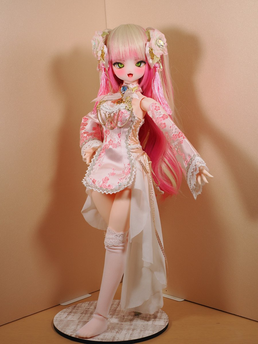 ishikari_P's tweet photo. 桜本屋さん( @sakurahonya0w0 )のチャイナドレス(桜姫)が到着。今回はももかさんに着てもらった。
MDDサイズのドレスなのだが、DBCボディL胸でもちゃんと着れた。胸はちょっときつめかな。
似合ってるのだが、なんというか、すごく派手。
#DBCボディ
#luceluce
#桜本屋 https://t.co/0rqNCoKcP6