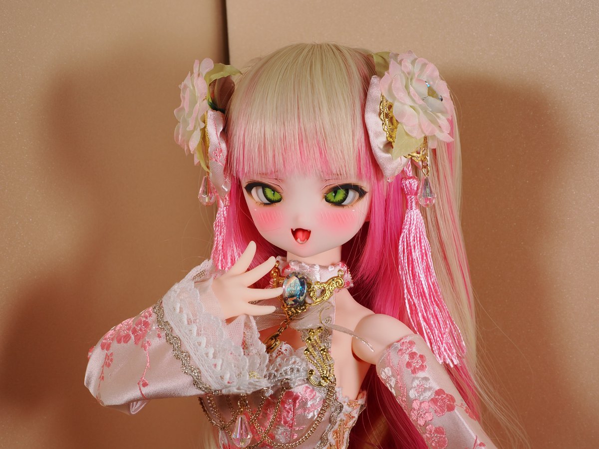ishikari_P's tweet photo. 桜本屋さん( @sakurahonya0w0 )のチャイナドレス(桜姫)が到着。今回はももかさんに着てもらった。
MDDサイズのドレスなのだが、DBCボディL胸でもちゃんと着れた。胸はちょっときつめかな。
似合ってるのだが、なんというか、すごく派手。
#DBCボディ
#luceluce
#桜本屋 https://t.co/0rqNCoKcP6