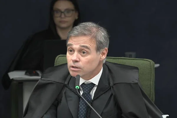 BlogdoNoblat's tweet photo. [Chama o VAR] Master: O pedido da PF que André Mendonça negou na operação sobre Cláudio Castro. Investigadores captaram imagens do ex-governador do RJ saindo de escritório com mochilas na véspera de operação; ministro do STF disse não ter identificado obstrução de Justiça (O Globo)
