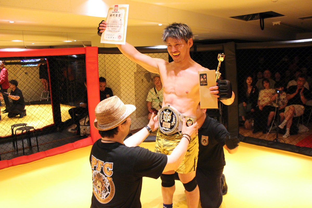 boutreview's tweet photo. PFC 8.2 札幌PODアリーナ(レポ):“闘うお巡りさん”森永ユキト、1R一本勝ちでバンタム級王座防衛。ジェイク・ウィルキンスがフェザー級、能登崇がウェルター級王者に。山本喧一代表「PFCを後楽園ホールでやりたい」 https://t.co/rQ5tl72tLR https://t.co/PJQoVknJ4s