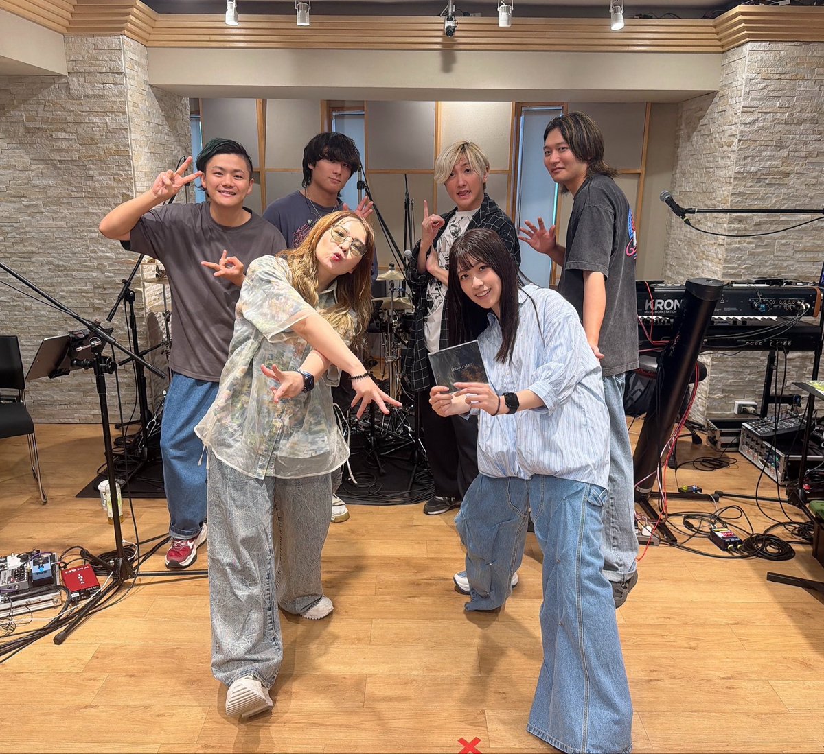 yuki_t0626's tweet photo. リハしてきましたーーっ🎤❤️‍🔥
#歌姫修行 ZAQさん編‼️もうすぐです‼️‼️

田中はめーーーーちゃ楽しみなのですが
みなさんも同じ気持ちでしょうかっ😆✨️

そうそう‼️
ライブを更に楽しむために...
ZAQさんの楽曲『絶好調UNLIMITED』を
ぜひ聴いてきてください...ふふふ😎

もちろん新曲「Unbounded」も✨️✨️
(私の手元にもCDが✨️みなさんにお届けするが楽しみです✨️)
楽曲はこちら🎶
▷▶https://t.co/FpR99ljt8g

土曜日は元気に会いましょーっ❤️‍🔥
