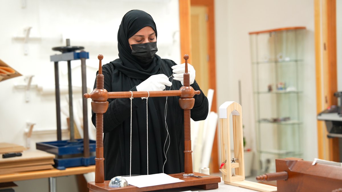 KAPLibrary's tweet photo. في مركز الترميم والمعالجة بمكتبة الملك عبدالعزيز العامة، تُعد خياطة المخطوطات والكتب التاريخية من أدق مراحل الترميم، حيث تُنفذ بعناية فائقة للحفاظ على أصالة المخطوط وقيمته التاريخية.

بأيدٍ سعودية متخصصة… نحفظ الماضي ليبقى حاضرًا في ذاكرة الأجيال. https://t.co/TfiVuk7fHD