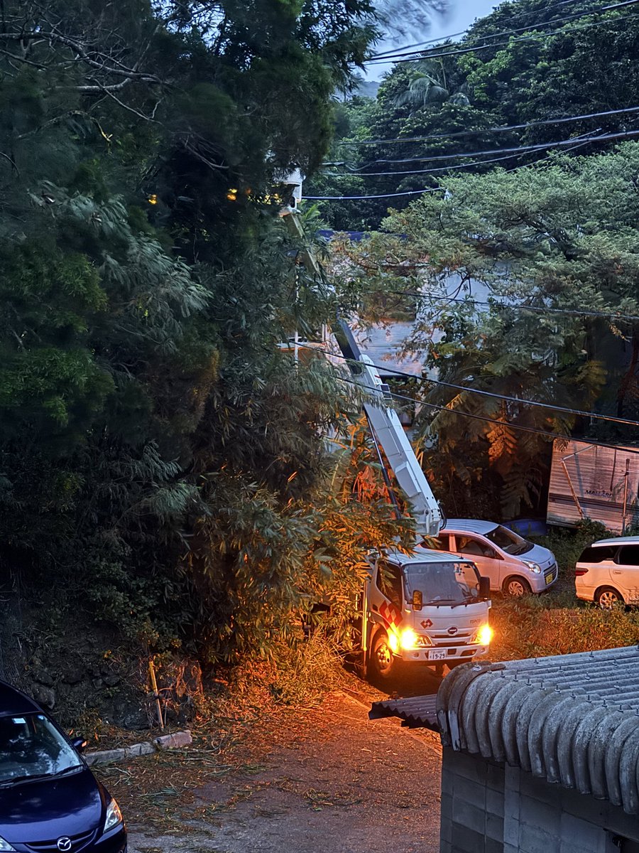 asy3chi's tweet photo. 20:30過ぎにようやく電気が復活しました。東電さん、ありがとうございます。ですが、まだまだ突風吹いてます。海も荒れてます。#父島 #台風13号 #電気も通信も復旧 https://t.co/TfH4WhD6q9
