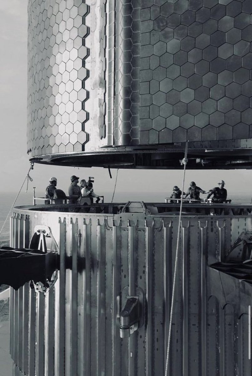 mitchell22s's tweet photo. SpaceX engineers working on Starship https://t.co/dfepvaHQVJ
