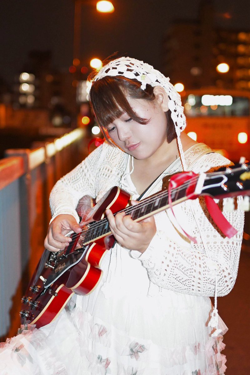 Rosenband22's tweet photo. Gt.佐伯こむぎ
@KomugiSaeki 

┏━━━━୨୧━━━━┓
　　
　　ひみつ入った箱
　　リボンぎゅっと
　　結びなおしてる

┗━━━━୨୧━━━━┛

#Rosenband https://t.co/DQ58qCrsGT