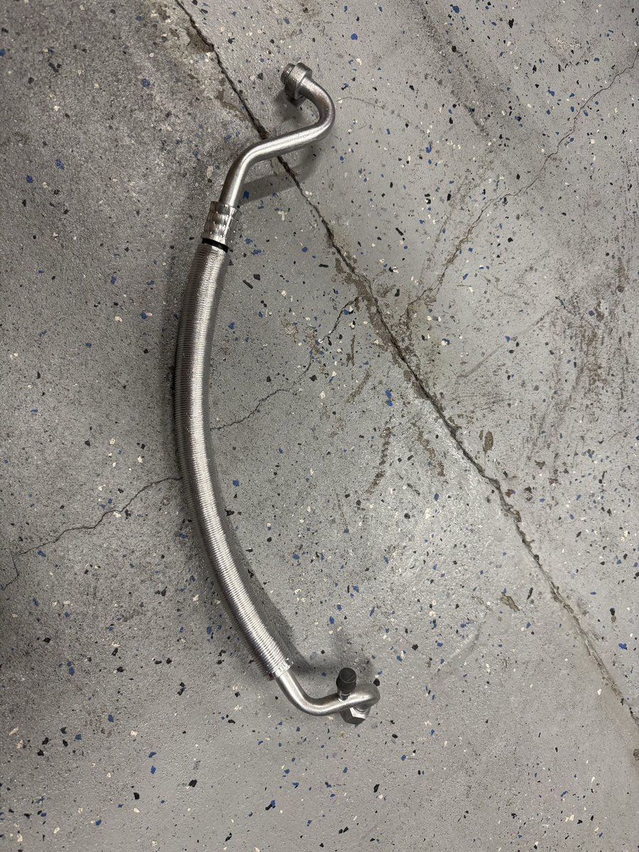 PANTIVE_R33's tweet photo. 日産の中古部品が激高の中、エアコン配管に穴が開いて絶望してたけど初めて修理に出してみた❗️
中古が3万くらいやったけど絶対に修理の方がいい‼️笑
ほぼ新品やん笑
中古買うより圧倒的に安いし‼️
パワステホースも何でも修理可能らしいので出したい人は相談してください😛 https://t.co/B9DgRKarAe