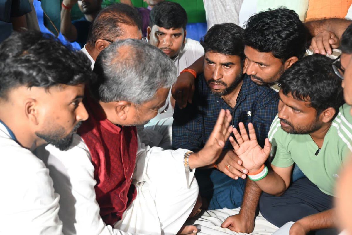 BJP4Jharkhand's tweet photo. छात्रों के सम्मान में, भाजपा मैदान में।

आज नेता प्रतिपक्ष श्री @yourBabulal जी के नेतृत्व में भाजपा विधायकों ने राँची में JSSC और JPSC घोटाले के विरोध में आंदोलनरत छात्रों से मुलाकात कर उनकी मांगों का पुरजोर समर्थन किया एवं उन्हें आश्वस्त किया कि भाजपा छात्रों के हितों के समर्थन में और हेमंत सरकार द्वारा नौकरी बेचे जाने के खिलाफ सड़क से सदन तक लड़ती रहेगी।

इस दौरान भाजपा के प्रतिनिधिमंडल ने आमरण अनशन पर बैठे छात्रों का भी कुशलक्षेम जाना और उनका हौसला बढ़ाया।

#HemantMustResign