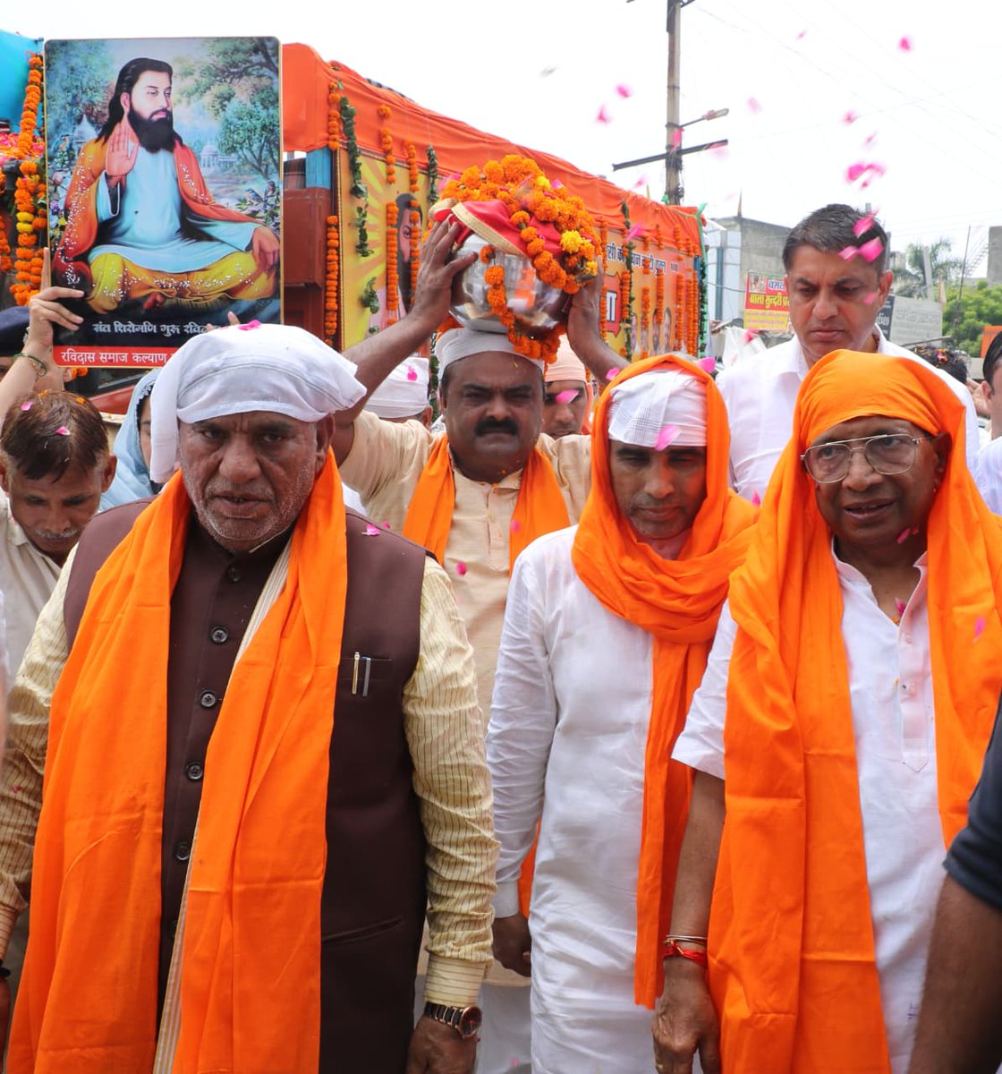 BJP4Haryana's tweet photo. 'मन चंगा तो कटौती में गंगा'

आज संत शिरोमणि गुरु रविदास जी महाराज की वाराणसी से चली पावन कलश वंदन यात्रा का पानीपत शहर में पहुंचने पर कलश शिरोधार्य कर विधायक प्रमोद विज जी ने यात्रा का का स्वागत हरियाणा सरकार में मंत्री कृष्ण लाल पंवार जी, शिक्षा मंत्री महिपाल ढांडा जी, भाजपा जिला अध्यक्ष दुष्यंत भट्ट जी एवं मेयर कोमल सैनी जी के साथ किया।

यह पावन कलश पानीपत के प्रत्येक मंडल में जाएगा एवं सामाजिक समरसता का संदेश जन - जन तक पहुंचाएगा।

संत शिरोमणि गुरु रविदास जी के पावन विचार हम सभी के मार्गदर्शक हैं।

@KrishanLPanwar 
@MAHIPALDHANDA1 
@parmod_vij