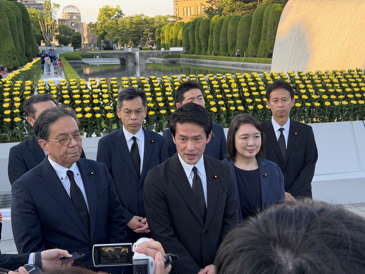 hb_hirabayashi's tweet photo. 本日、被爆81年を明日に控え、広島弁護士会館において「核廃絶に向けた日本の役割 ― NPT運用検討会議の振り返りとTPNW再検討会議に向けた各党党首級討論会」が開催されました。

中道からは小川淳也代表が出席され、私も随行いたしました。

討論会では、非核三原則の堅持や、核兵器禁止条約（TPNW）締約国会議へのオブザーバー参加などをテーマに、各党がそれぞれの考えを述べました。

討論会終了後には、中道・立憲民主党・公明党の代表者とともに慰霊碑へ献花し、犠牲となられた方々に哀悼の誠を捧げました。その後、原爆資料館を視察し、改めて被爆の実相に触れ、平和の尊さと核兵器の非人道性を深く胸に刻みました。

被爆地・広島から、世界の恒久平和と核兵器のない世界の実現に向け、決意を新たにするとともに、平和への願いを未来へつないでまいります。