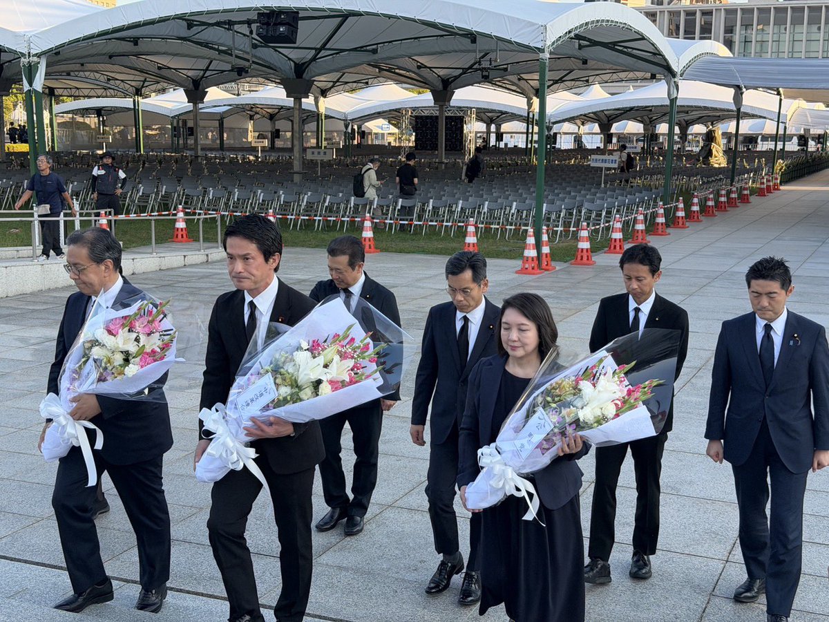hb_hirabayashi's tweet photo. 本日、被爆81年を明日に控え、広島弁護士会館において「核廃絶に向けた日本の役割 ― NPT運用検討会議の振り返りとTPNW再検討会議に向けた各党党首級討論会」が開催されました。

中道からは小川淳也代表が出席され、私も随行いたしました。

討論会では、非核三原則の堅持や、核兵器禁止条約（TPNW）締約国会議へのオブザーバー参加などをテーマに、各党がそれぞれの考えを述べました。

討論会終了後には、中道・立憲民主党・公明党の代表者とともに慰霊碑へ献花し、犠牲となられた方々に哀悼の誠を捧げました。その後、原爆資料館を視察し、改めて被爆の実相に触れ、平和の尊さと核兵器の非人道性を深く胸に刻みました。

被爆地・広島から、世界の恒久平和と核兵器のない世界の実現に向け、決意を新たにするとともに、平和への願いを未来へつないでまいります。