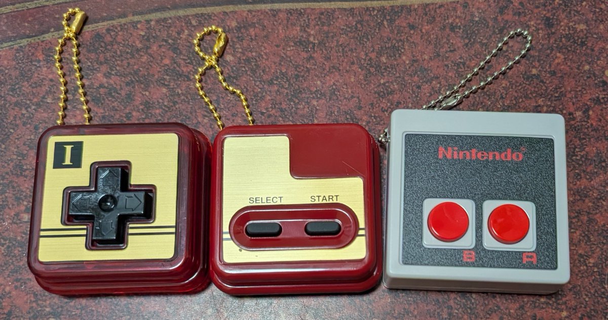 Nora_Ookami's tweet photo. Nintendo TOKYOさんのガチャガチャ、コントローラーボタンコレクションを回す。

お！

おお？

…アレ？

な結果に。

よく見ると、十字キーはスケルトンなので、シークレットかも。 https://t.co/wgRmDMYSAz