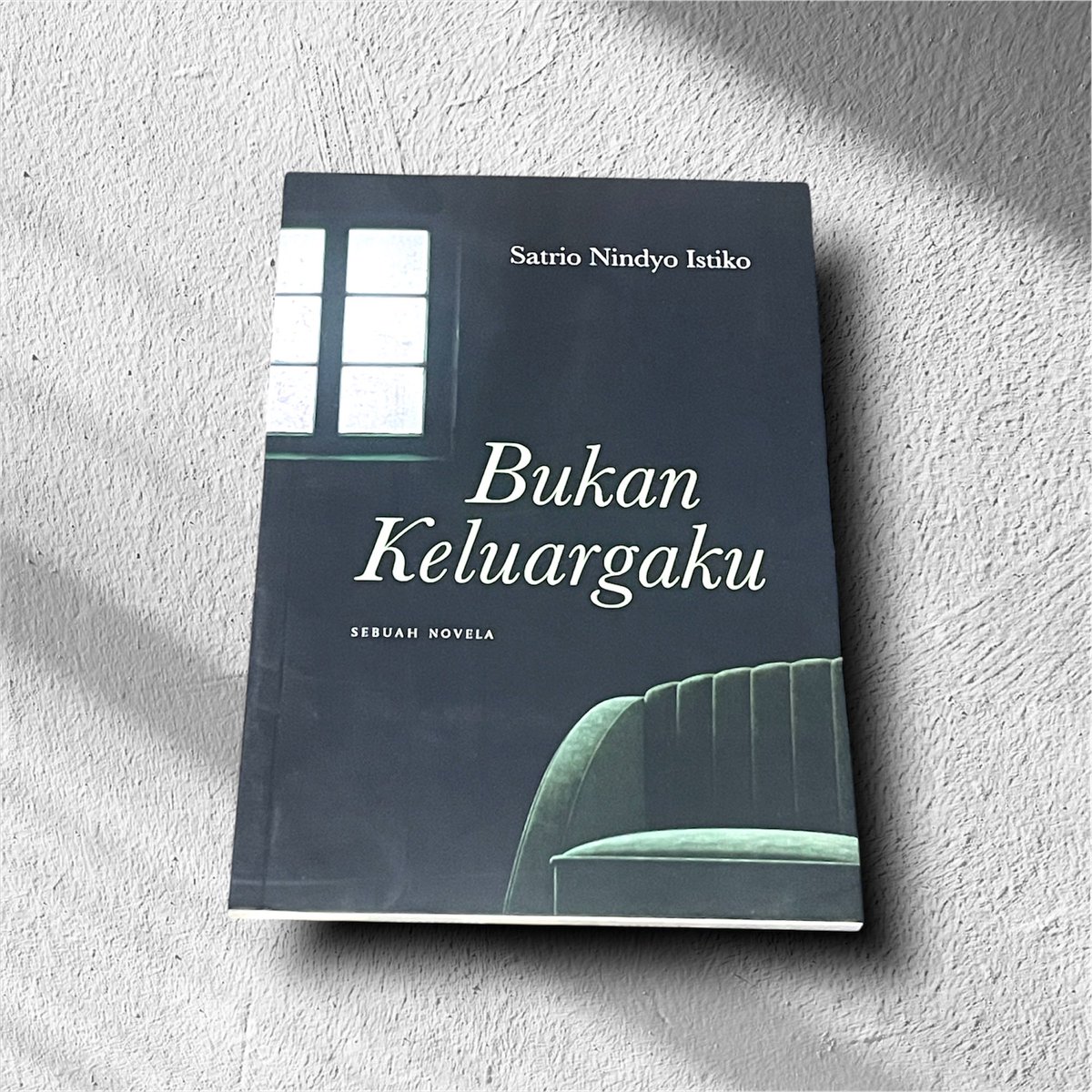 weekendbcbuku's tweet photo. AUGUST 2026 READING WRAPUP
📚Bukan Keluargaku
🖋️ Satrio Nindyo Istiko
📤 Juni 2026
🗣️ Indonesia
📖 76 halaman
📌 Spice of live novela, Queer
⏱️ 3 hours (with distraction)
Rating : ⭐️⭐️⭐️
#bookrecomendation #bookreview #bookish #bookworm #readingwrapup https://t.co/Pa99iDh3H0