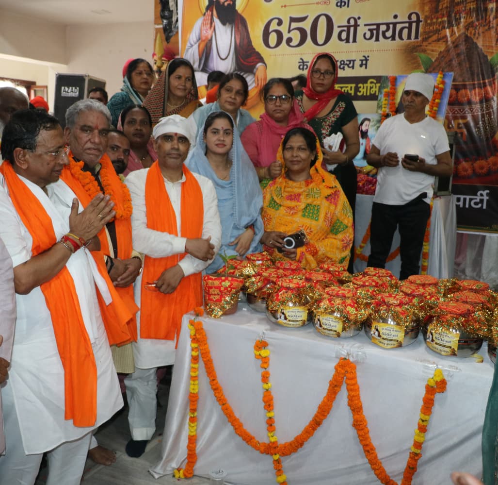 BJP4Haryana's tweet photo. 'मन चंगा तो कटौती में गंगा'

आज संत शिरोमणि गुरु रविदास जी महाराज की वाराणसी से चली पावन कलश वंदन यात्रा का पानीपत शहर में पहुंचने पर कलश शिरोधार्य कर विधायक प्रमोद विज जी ने यात्रा का का स्वागत हरियाणा सरकार में मंत्री कृष्ण लाल पंवार जी, शिक्षा मंत्री महिपाल ढांडा जी, भाजपा जिला अध्यक्ष दुष्यंत भट्ट जी एवं मेयर कोमल सैनी जी के साथ किया।

यह पावन कलश पानीपत के प्रत्येक मंडल में जाएगा एवं सामाजिक समरसता का संदेश जन - जन तक पहुंचाएगा।

संत शिरोमणि गुरु रविदास जी के पावन विचार हम सभी के मार्गदर्शक हैं।

@KrishanLPanwar 
@MAHIPALDHANDA1 
@parmod_vij