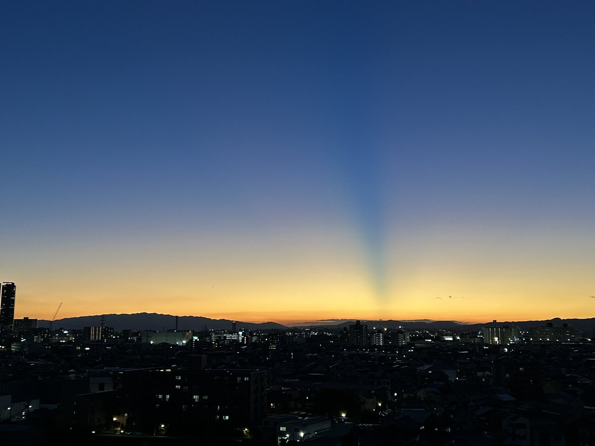 karadacreate's tweet photo. 仕事帰りの空！

「青い光の柱に見えるけれど、実は太陽がつくる“影”。夕暮れだけに現れる自然のアートでした。」
#空　#夕焼け　#sky https://t.co/jSbY5o9PdY