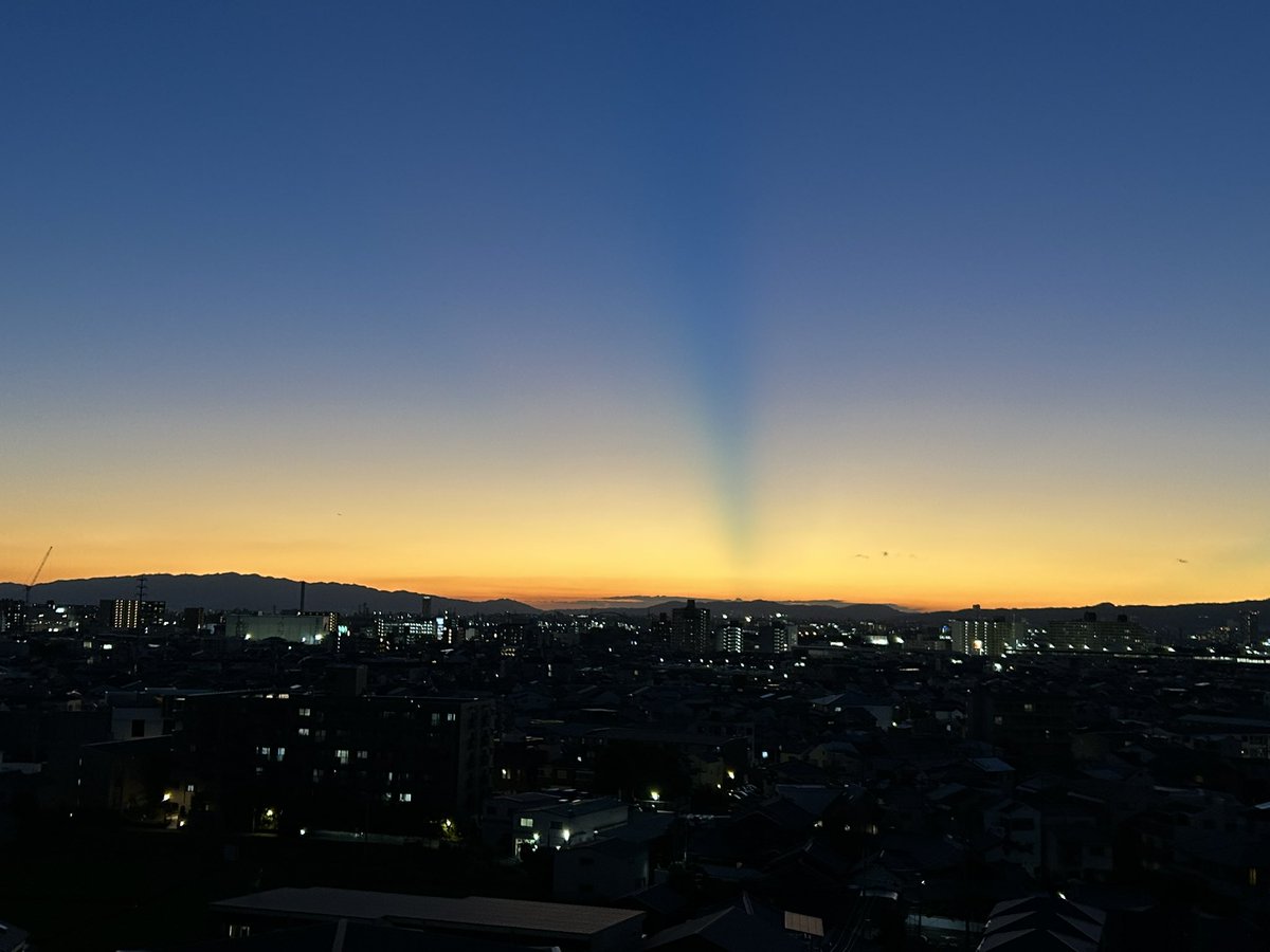 karadacreate's tweet photo. 仕事帰りの空！

「青い光の柱に見えるけれど、実は太陽がつくる“影”。夕暮れだけに現れる自然のアートでした。」
#空　#夕焼け　#sky https://t.co/jSbY5o9PdY