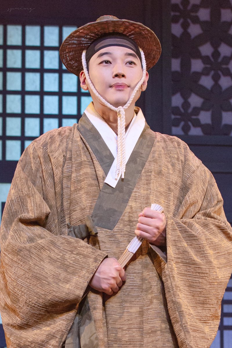 spring__pic__'s tweet photo. 260805 낮 해몽가 커튼콜

유견 #김도빈 배우님

crop ver. https://t.co/PiTAc6H4kZ