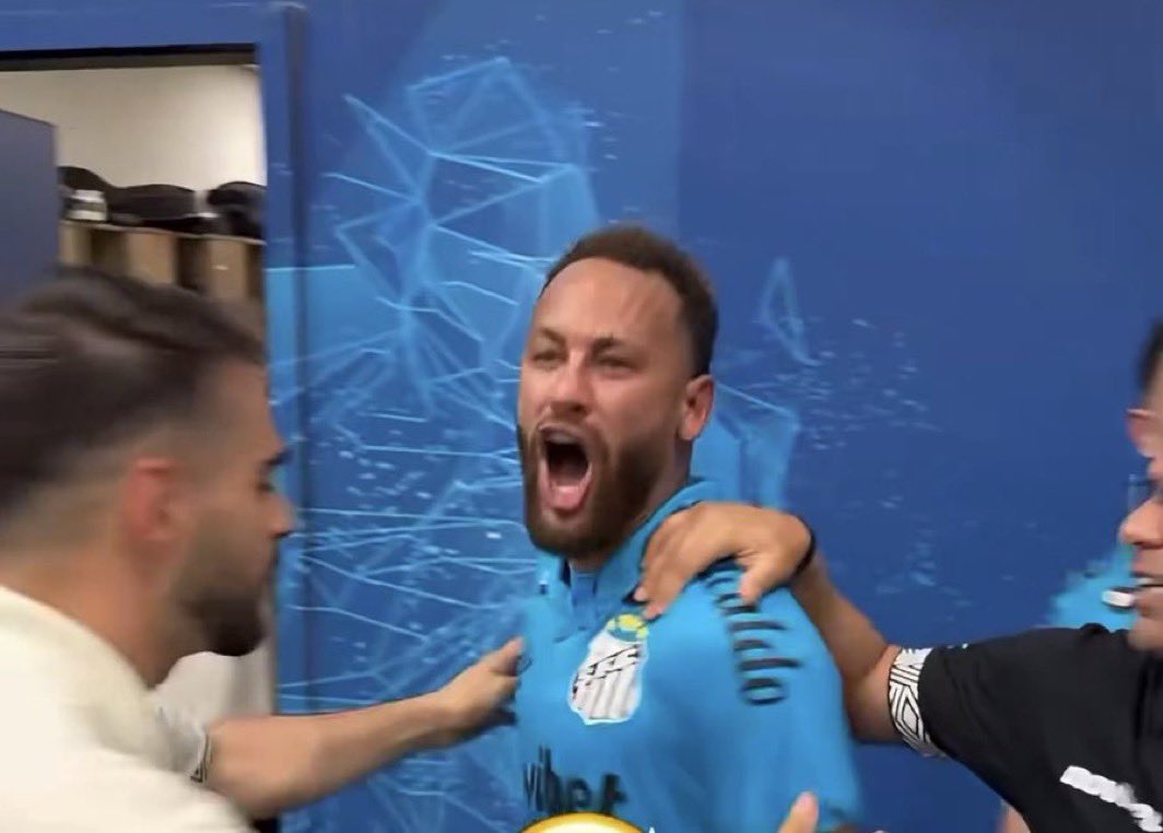 golsdobrasil1's tweet photo. Mauro Cezar Pereira sobre a atuação e o comportamento de Neymar contra o Remo, no UOL:

"O Clube do Remo veio da série B, da série C para B, da B para A. É um dos clubes de menor investimento do Campeonato Brasileiro, luta pela permanência na primeira divisão. E o Santos tem um investimento alto, não só o Neymar, que é o mais caro jogador do futebol brasileiro, não é isso? Como outros bons e caros jogadores, embora não formem uma boa equipe"

"Obrigação! Dois jogos, tem obrigação de classificar. Se o Remo se classifica, é um grande feito do Remo, né? Se o Santos é desclassificado, é normal, dois jogos. É demais! Ah, deu um passe para gol, nossa. Por que é que não deu um passe para gol lá contra a Noruega? Não deu passe para gol, né? Ali importava."

📸 Reprodução