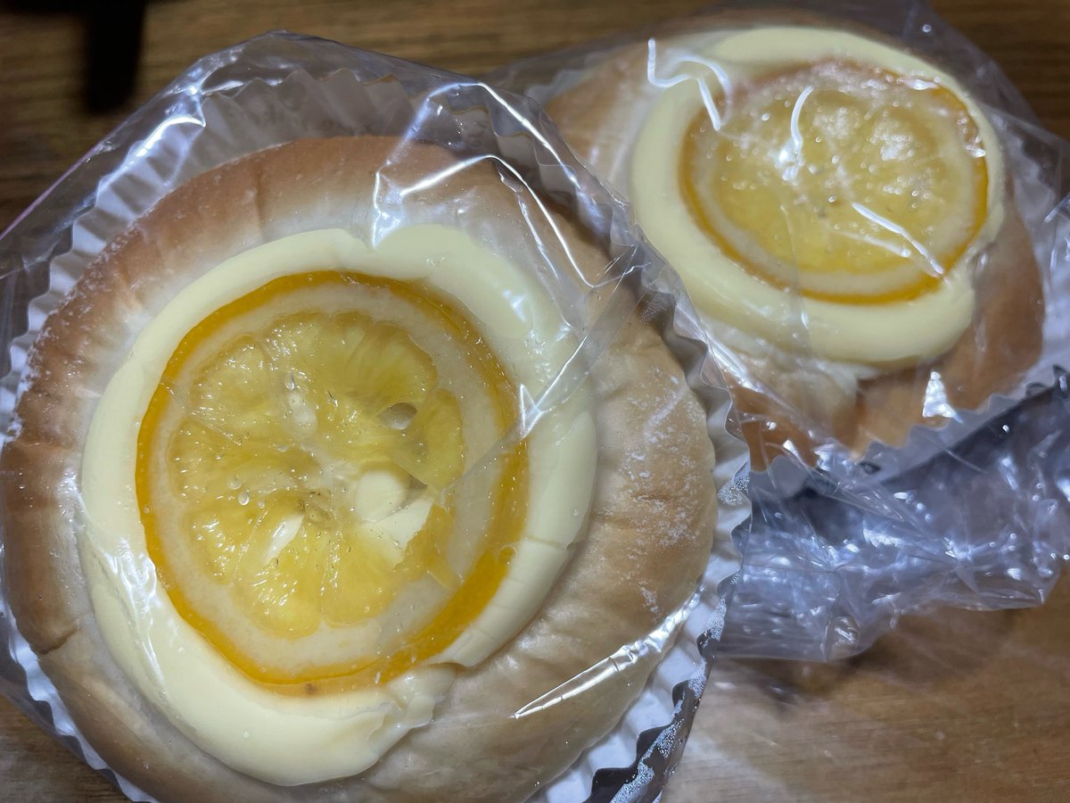 今日職場に来てくれたパン屋さんの新作だったのでレモンパンげっと